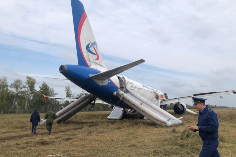 Airbus-A320 аварийно сел в поле под Новосибирском. К пилотам возникли вопросы