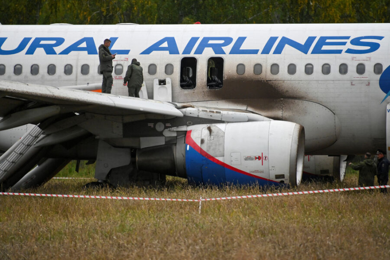 Airbus-A320 аварийно сел в поле под Новосибирском. К пилотам возникли вопросы