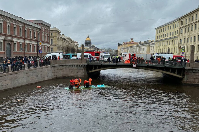 Задержан начальник автоколонны ООО «Такси», чей автобус упал в реку в Петербурге