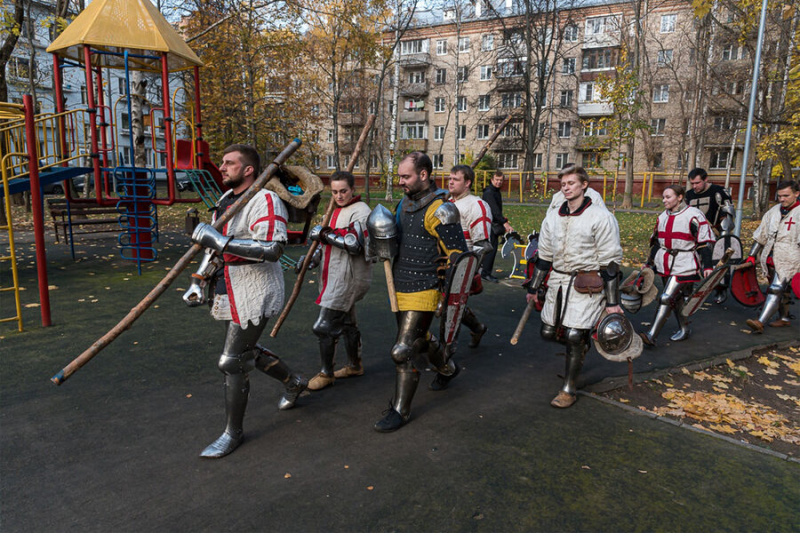 Репортаж из московского двора, куда вернулось Средневековье